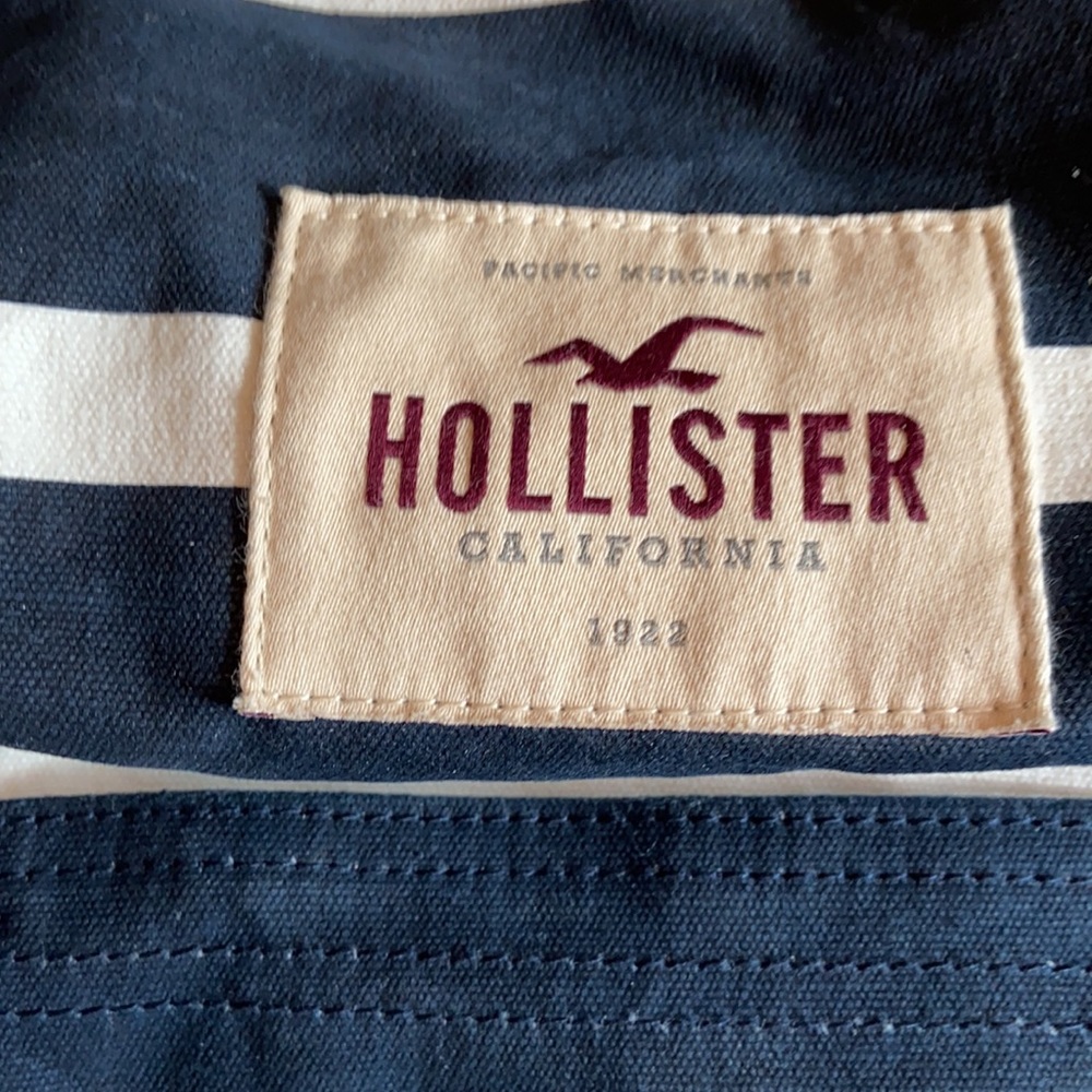Hollister medium sized duffle bag. approximately 18 inches long and 10 in. high. - Picture 2 of 3